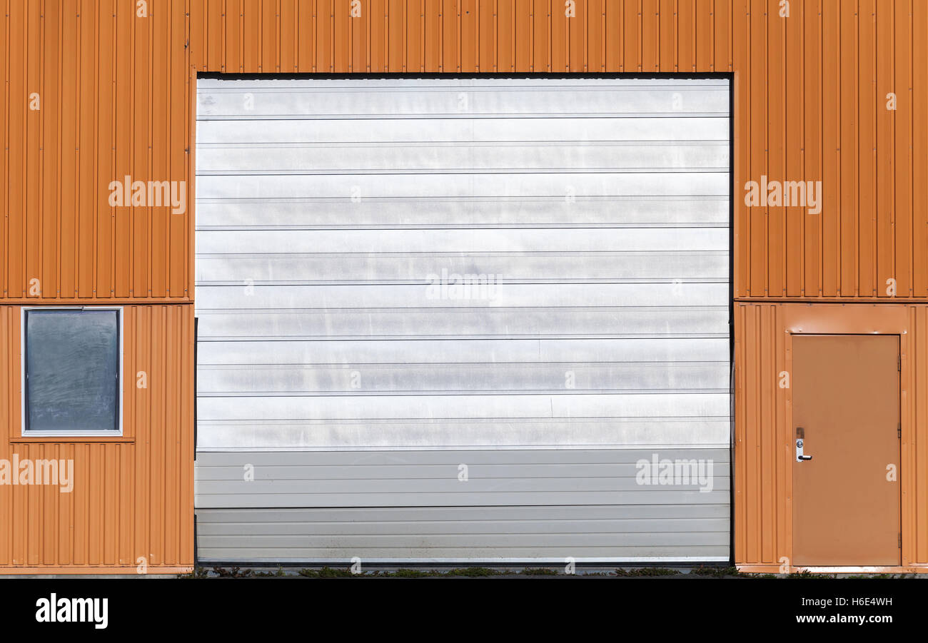Mur d'entrepôt métallique rouge avec porte fermée, porte et fenêtre, télévision la texture de fond photo Banque D'Images