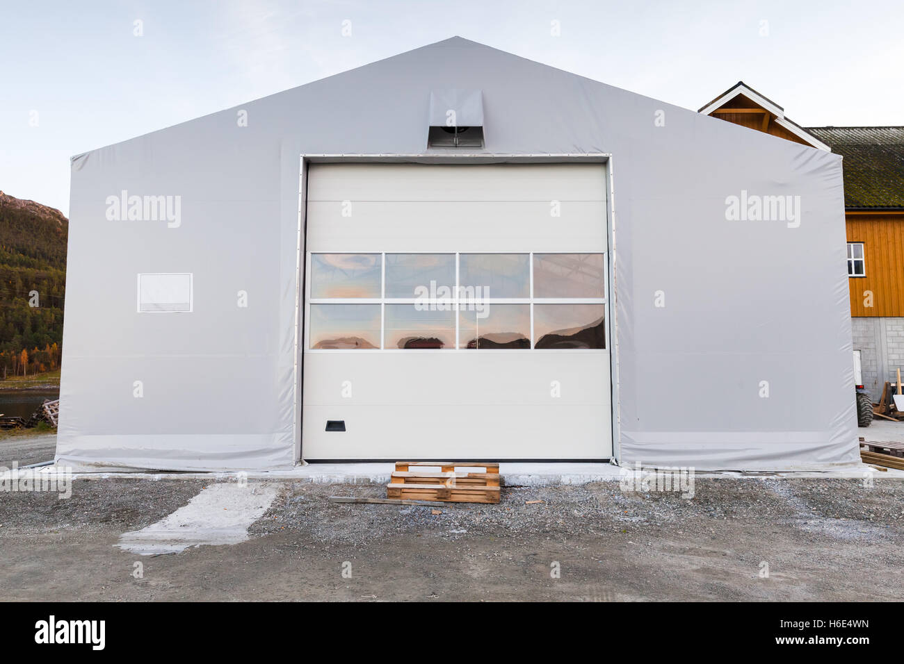 Façade de l'entrepôt de stockage avec la porte fermée Banque D'Images
