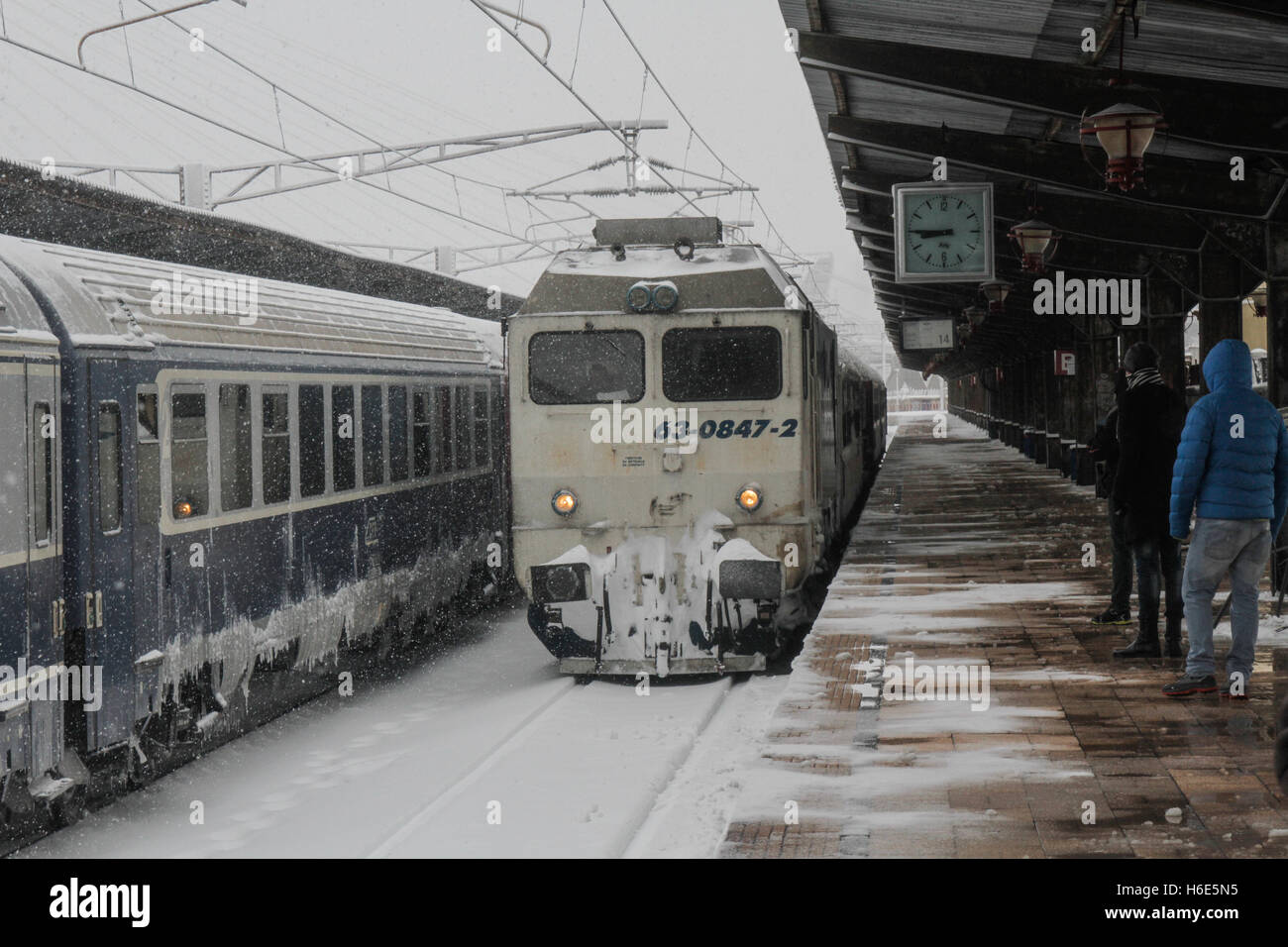 Bucarest, Roumanie, 17 Janvier 2016 : un train est arrivé en gare du Nord gare principale, après une importante chute de neige. Banque D'Images