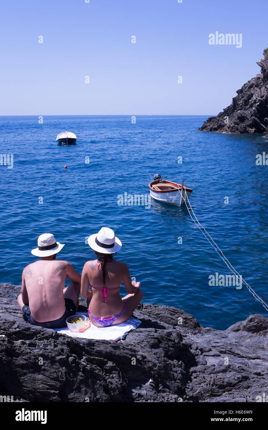 Couple face à la mer, Manarola, Cinque Terre, ligurie, italie Banque D'Images