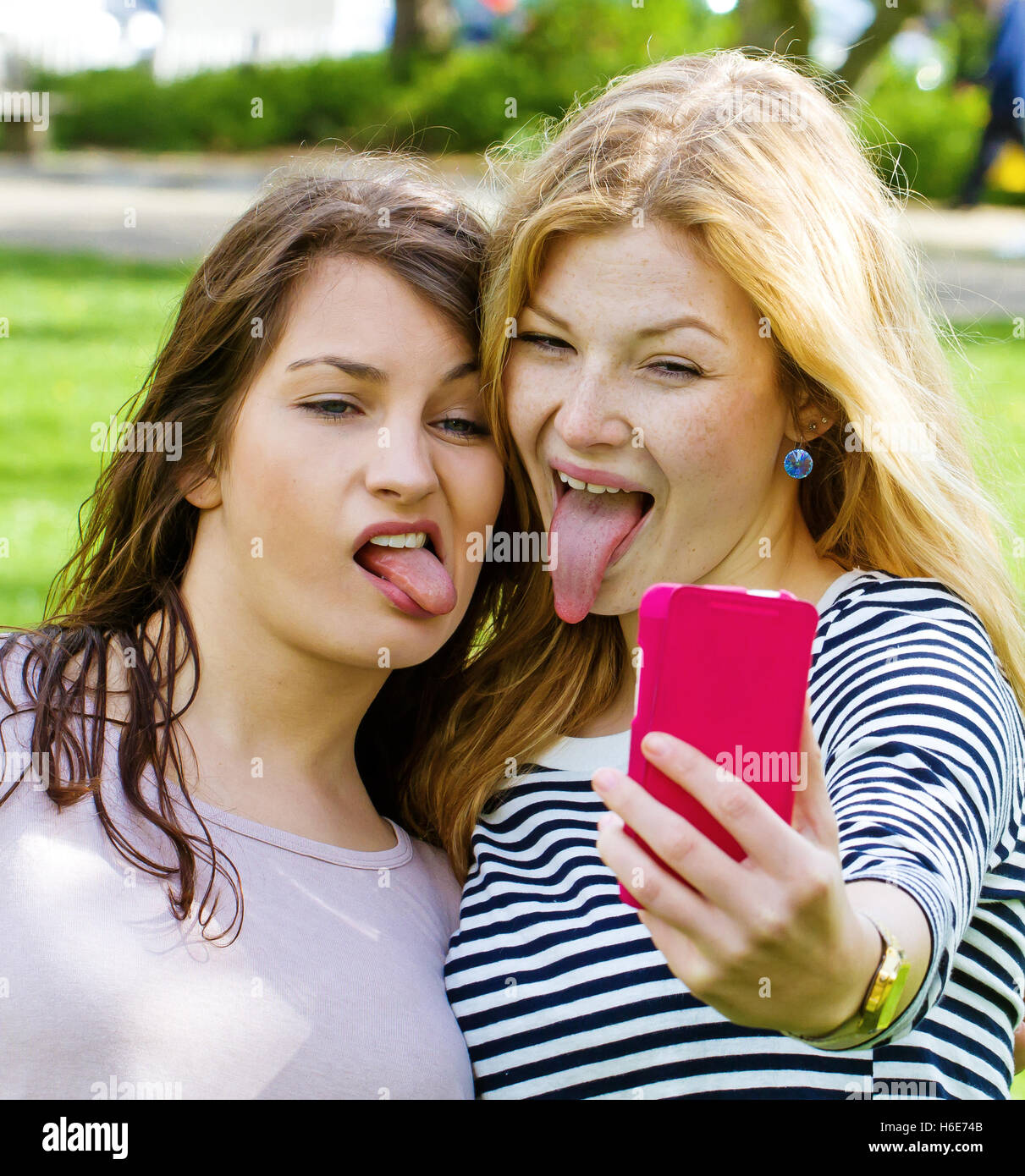 Les jeunes filles qui un drôle et selfies sticking tongue out Banque D'Images