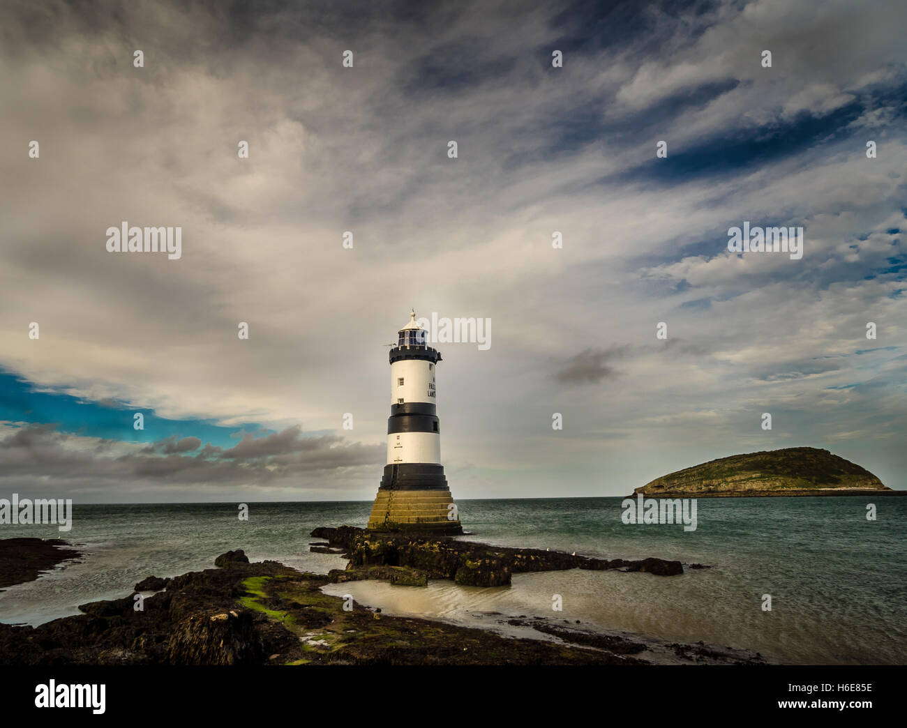 Penmon Phare et l'île de macareux, Anglesey, Pays de Galles Banque D'Images