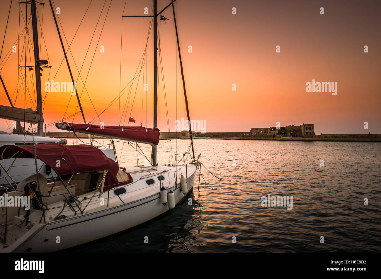 Bateaux dans vieux port vénitien de La Canée, au coucher du soleil. Vue sur le vieux port vénitien de Chania sur l'île de Crète, Grèce. Banque D'Images