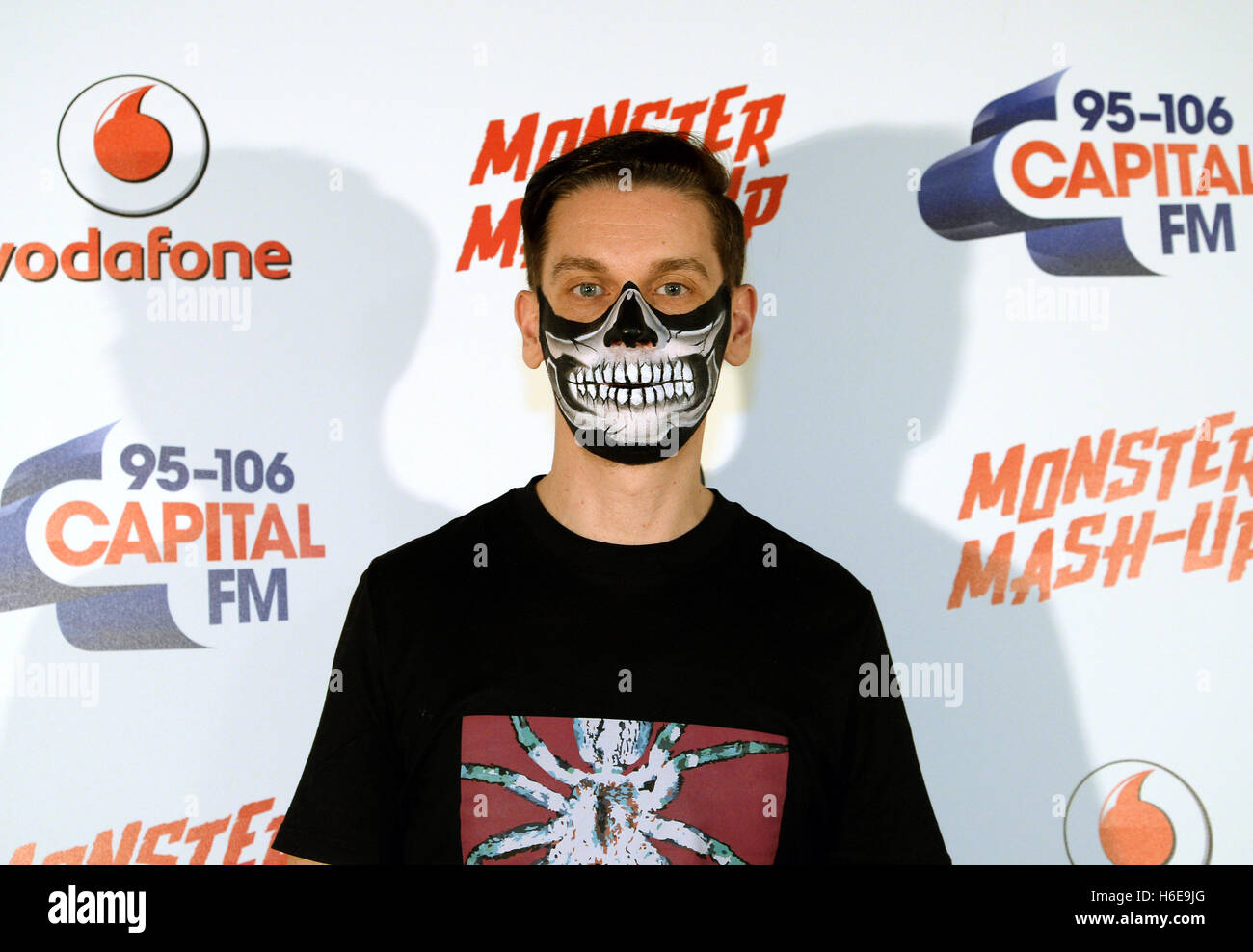 Au cours de la Kungs Capital FM Monster Mash Up avec Vodafone à Mountford, hall de guilde de Liverpool, Liverpool Les élèves. ASSOCIATION DE PRESSE Photo. Photo date : Jeudi 27 octobre 2016. Crédit photo doit se lire : Anna Gowthorpe/PA Wire Monster Capitale Mash-Up avec Vodafone a débuté à Liverpool ce soir (jeudi 27 octobre). C'était le premier de trois concerts réunissant les auditeurs Capital Halloween plus près de certains des meilleurs artistes du monde, les DJs et producteurs. L'Chainsmokers, Martin Solveig, Sigma, Kungs et Anton pouvoirs a joué à une salle comble au centre de Liverpool, Mountford Hall, avec des jeux à partir de Banque D'Images