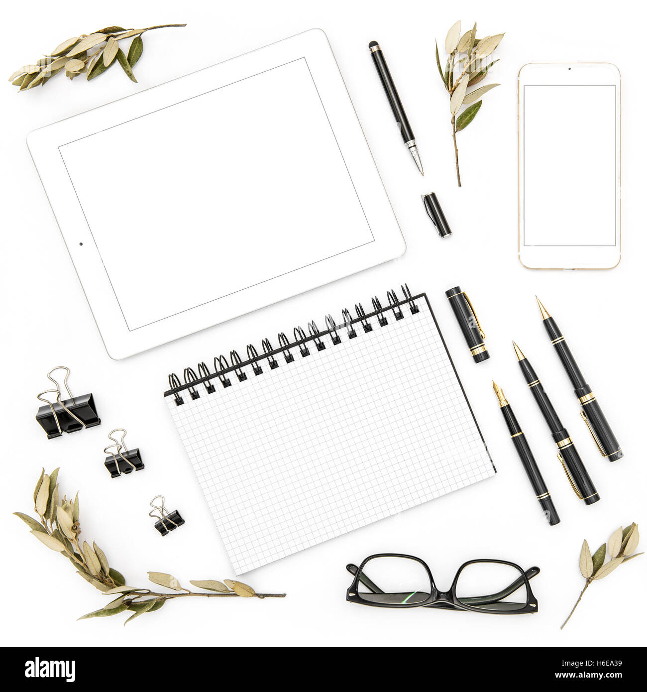 Les fournitures de bureau, gadgets numériques et livre ouvert. Mise à plat pour les médias sociaux style Instagram Banque D'Images