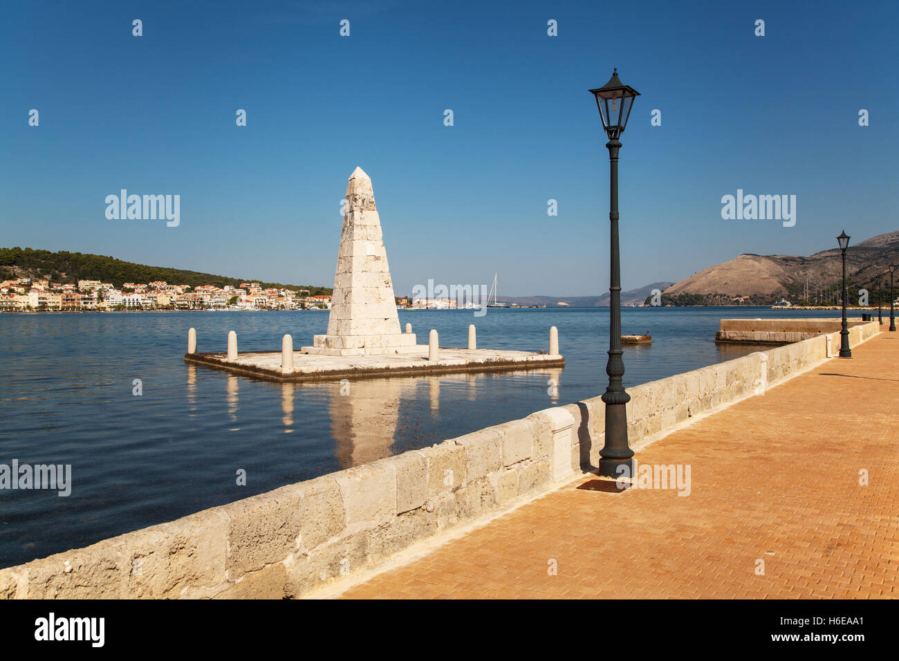 Veiw du Drapano Pont du 0belisk dédié à de Bosset avec le port d'Argostoli en arrière-plan Banque D'Images