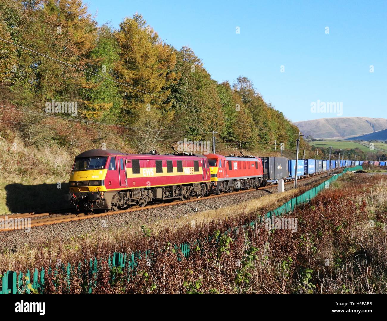 Deux locomotives électriques de classe 90 sur la ligne principale de la côte ouest près de Beckfoot dans Cumbria avec un train de marchandises de conteneurs. Banque D'Images