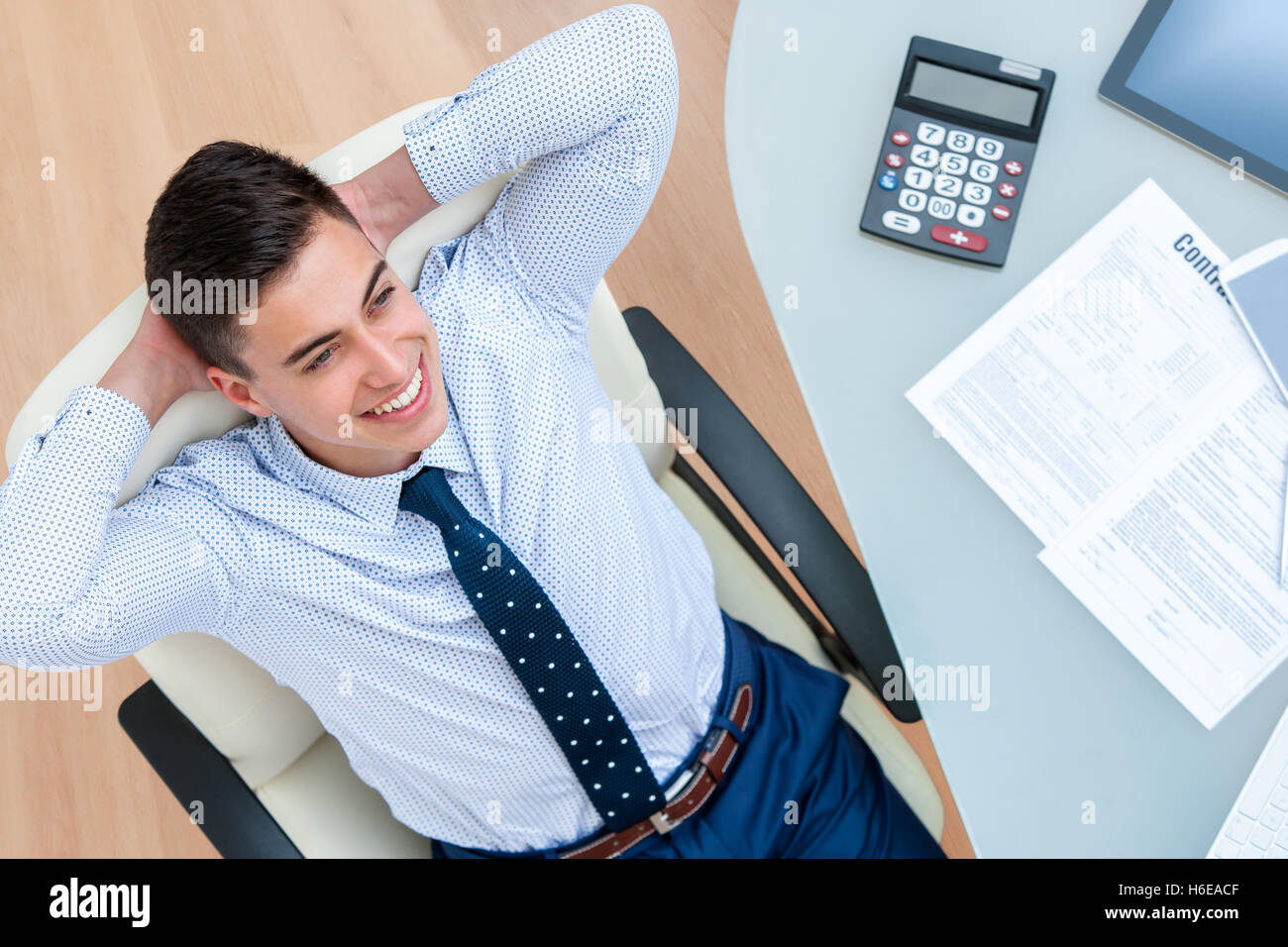 Close up portrait of young office worker en tenant un frein à 24. Top View of young businessman relaxing at 24. Banque D'Images