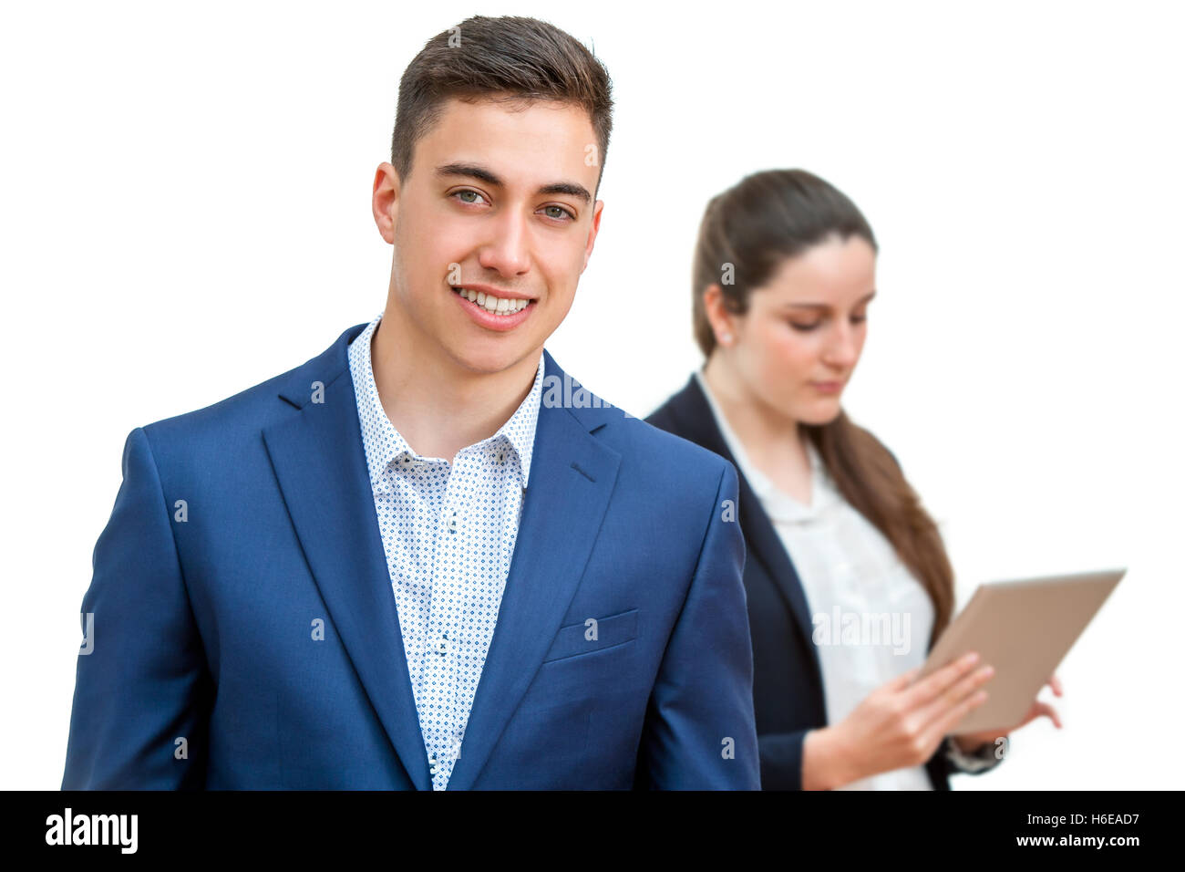 Close up portrait of young business student standing en costume bleu du flou étudiante en arrière-plan.isolés. Banque D'Images
