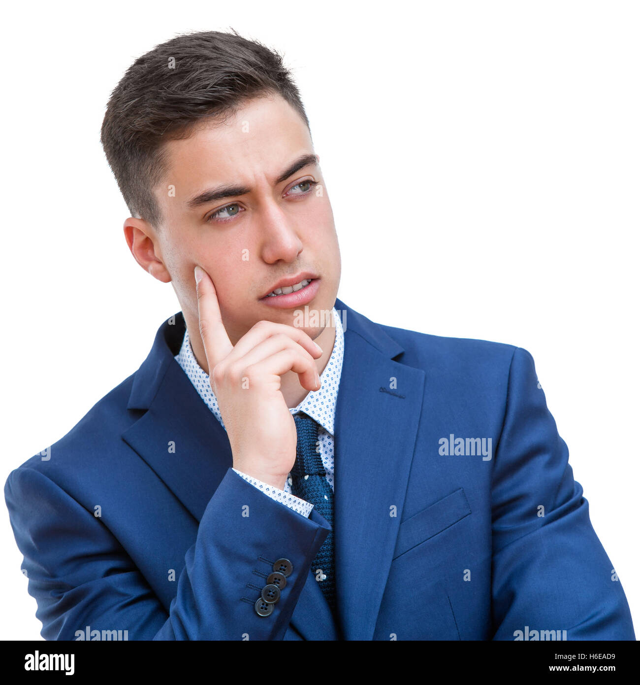 Close up portrait of Young man in suit à côté. Les jeunes demandent étudiant isolé sur fond blanc. Banque D'Images