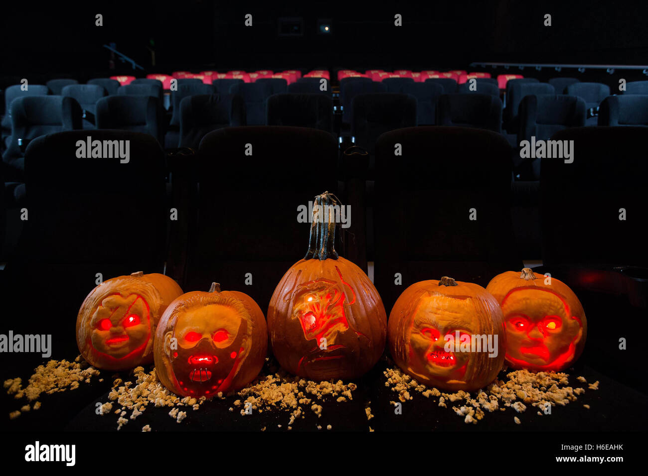 Cinq citrouilles, sculptées pour ressembler aux visages des méchants de l'horreur, exposées au vue Cinema de Westfield à Shepherd's Bush, Londres. (De gauche à droite) Chucky de Child's Play, Hannibal Lecter, Freddie Kruger de Nightmare on Elm Street, The Shining's Jack Torrence et Leatherface du massacre de Chainsaw du Texas. Banque D'Images