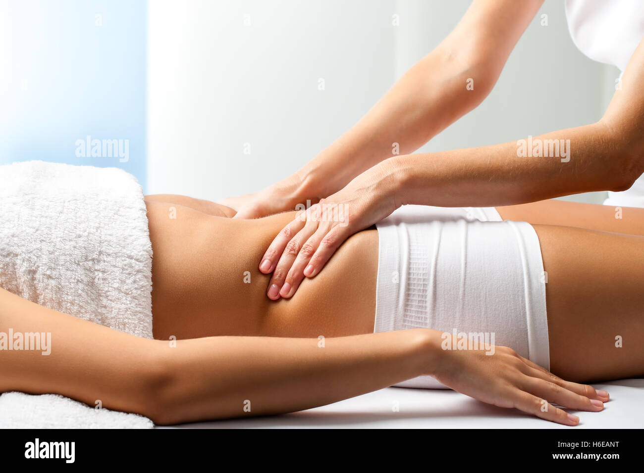 Close up d'ostéopathe massage sur l'abdomen de manipulation faire patiente. Banque D'Images