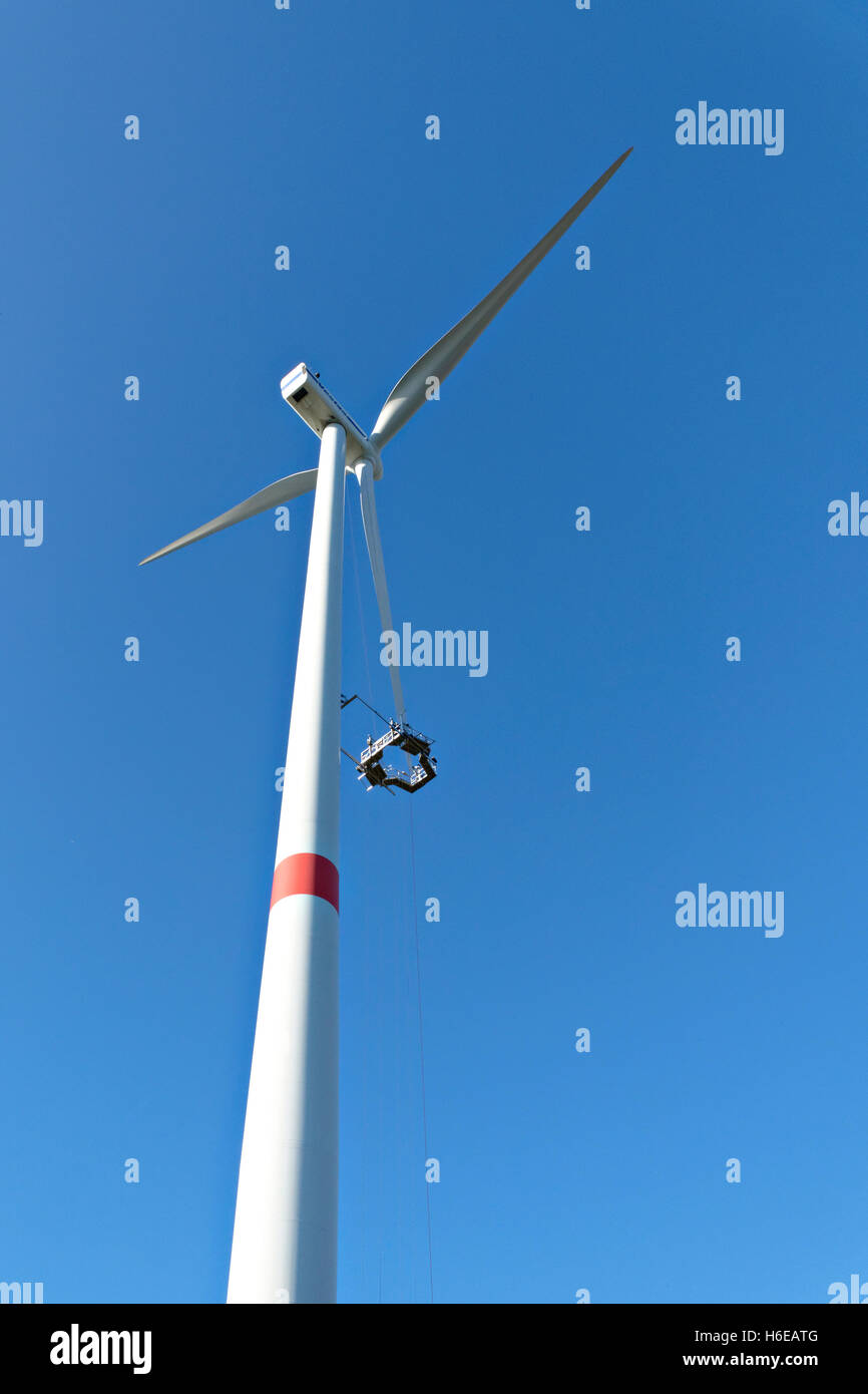 La plate-forme de maintenance sur une éolienne, Bavaria, Lohr am Main, Allemagne, Europe. Banque D'Images