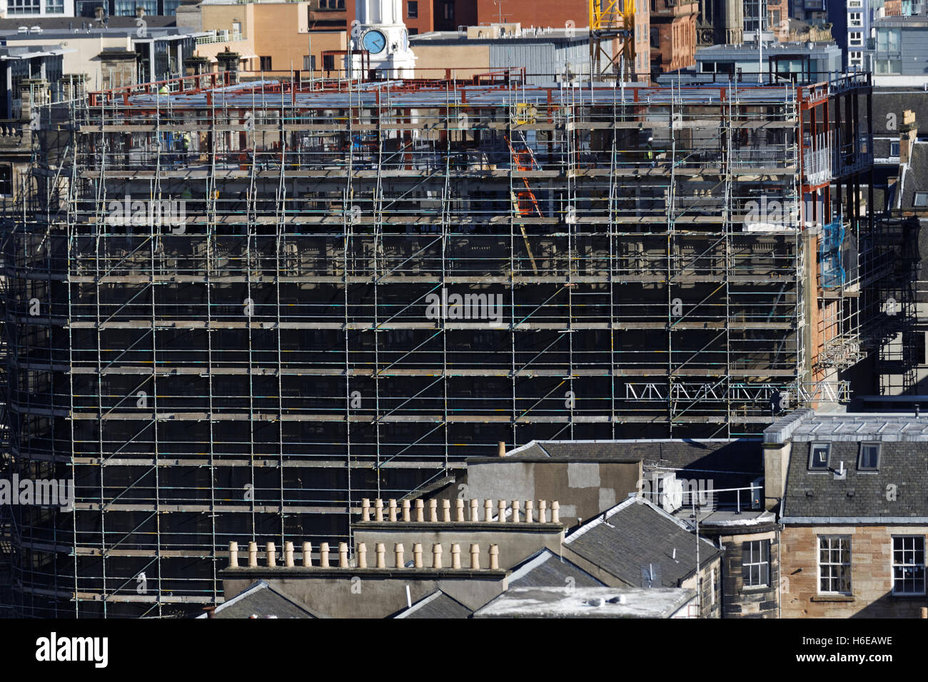 Échafaudage graphique sur les toits et les cheminées des pots de Glasgow Banque D'Images