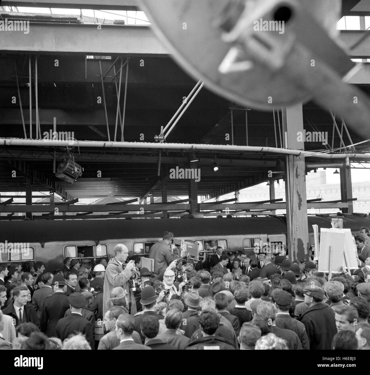 Une foule enthousiaste message d'Harold Wilson (avec son épouse dans l'arrière-plan droit) à son arrivée à la gare de Euston. Résultats de l'élection générale avec l'indication qu'il est d'être le prochain premier ministre, Wilson était retourné à Londres à partir de Liverpool.PA  112400-139 AF Banque D'Images