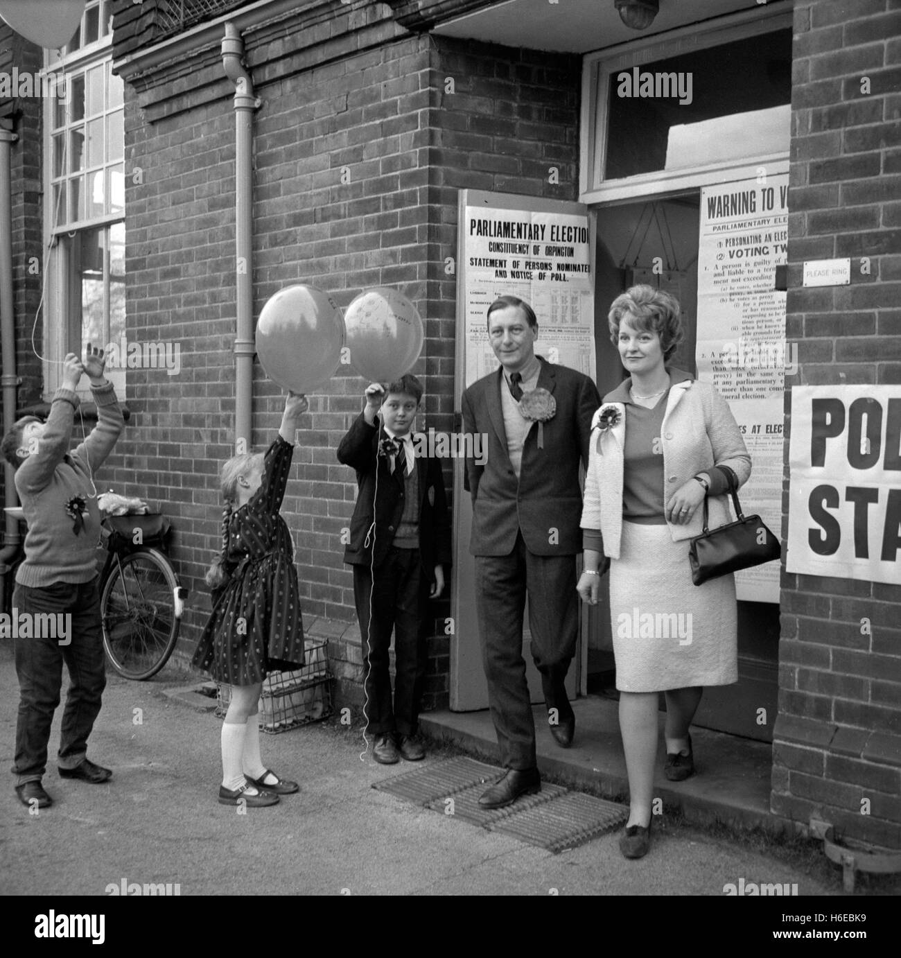 Parmi les premiers électeurs dans l'élection générale ont été Eric Lubbock et son épouse, Kina. M. Lubbock est avec ses enfants, 11 Lyulph, Maurice, 10, et Victoria, 6, après que lui et sa femme ont voté à Downe dans l'école primaire du comté de Kent, dans l'Orpington circonscription. PA  AF 121650-52 Banque D'Images