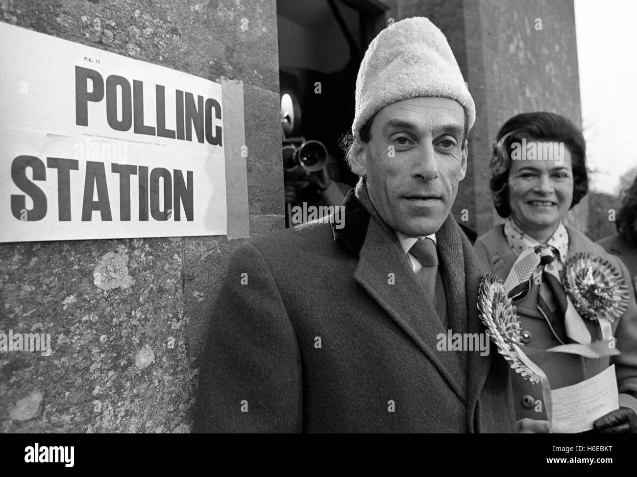 Le chef libéral, Jeremy Thorpe, accompagné de son épouse Marion, quitté leur Cobbaton accueil pour voter à l'élection générale, portant un chapeau de style cosaque.PA  165380-168 AF Banque D'Images