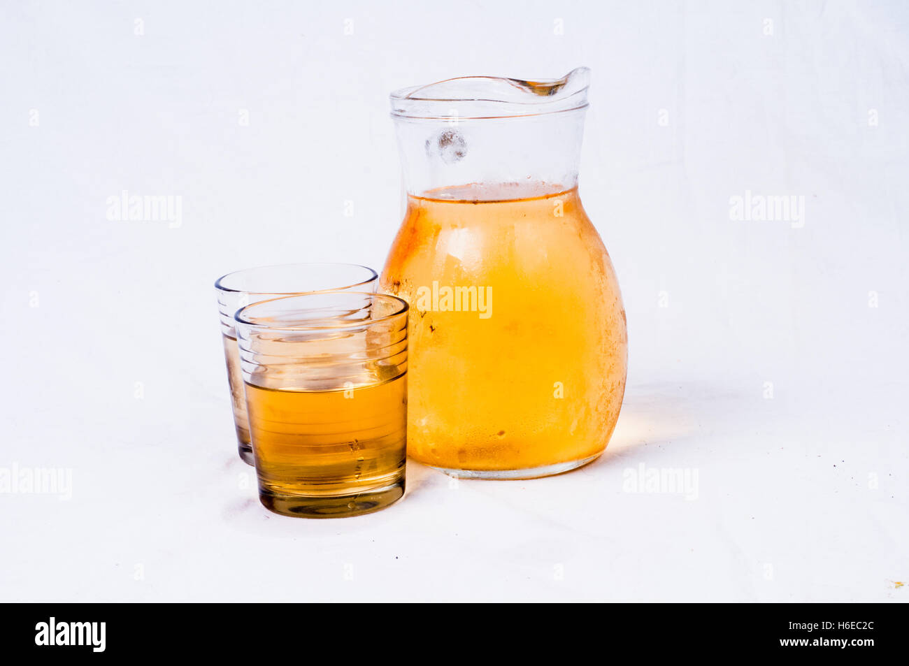 Pitcher et verre de vin blanc Banque D'Images