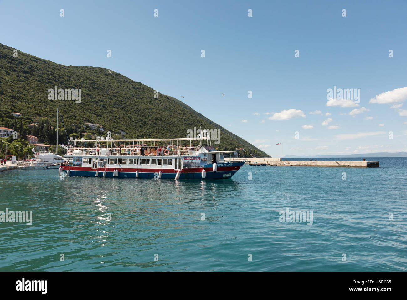 L'bateau restaurant Felun Jedan quitte le port de Trpanj Croatie sur un jour d'été ensoleillé Banque D'Images