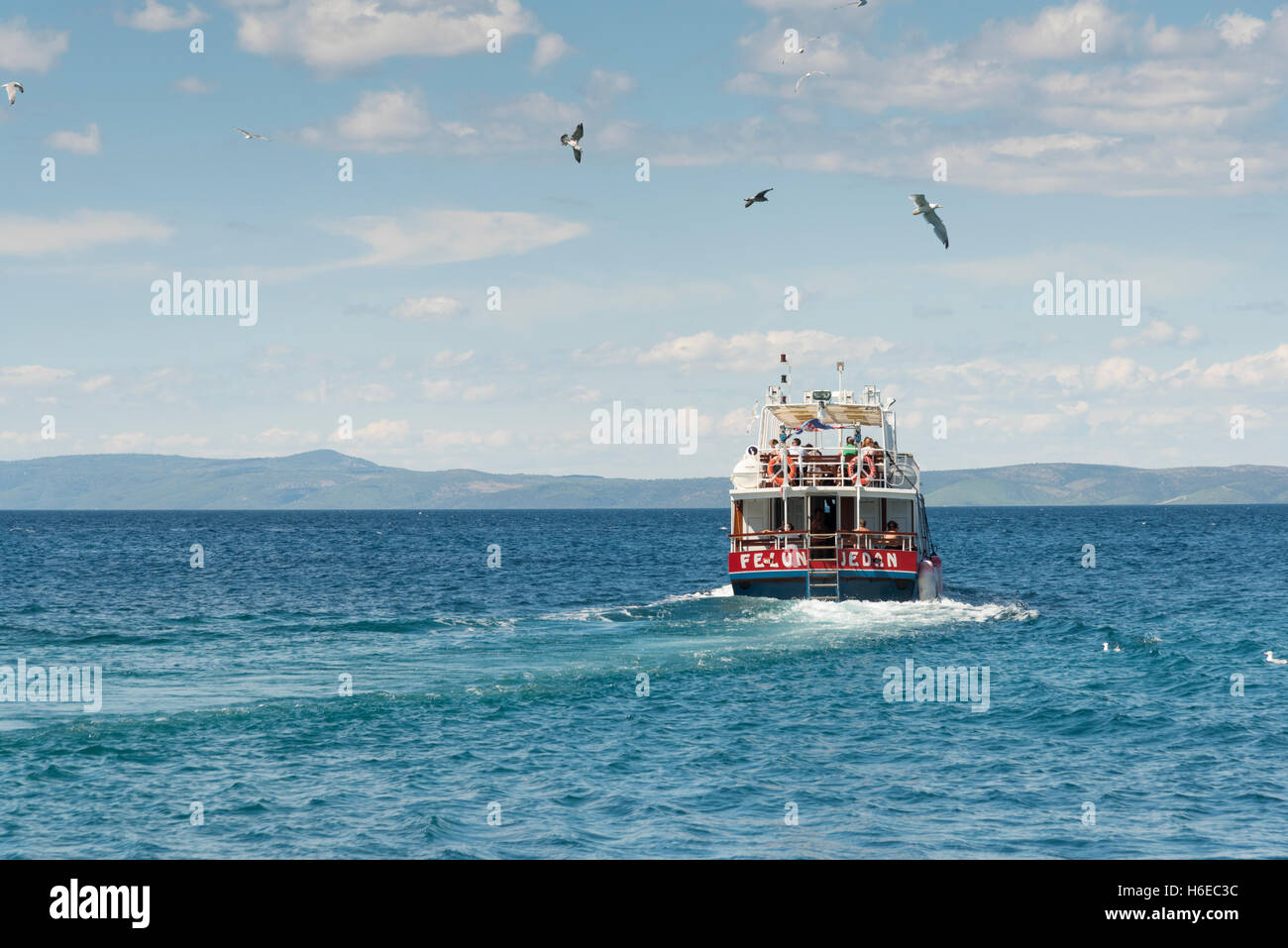 L'bateau restaurant Felun Jedan quitte le port de Trpanj Croatie sur un jour d'été ensoleillé Banque D'Images