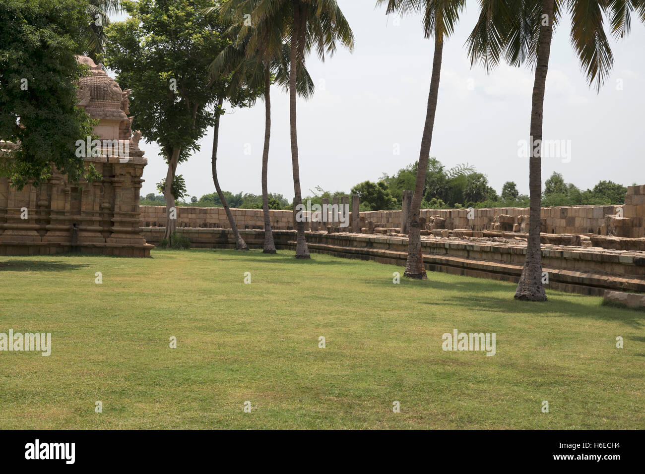 Ruines du cloître autour de Temple de Brihadisvara, Gangaikondacholapuram, Tamil Nadu, Inde. Vue depuis le nord-ouest. Banque D'Images