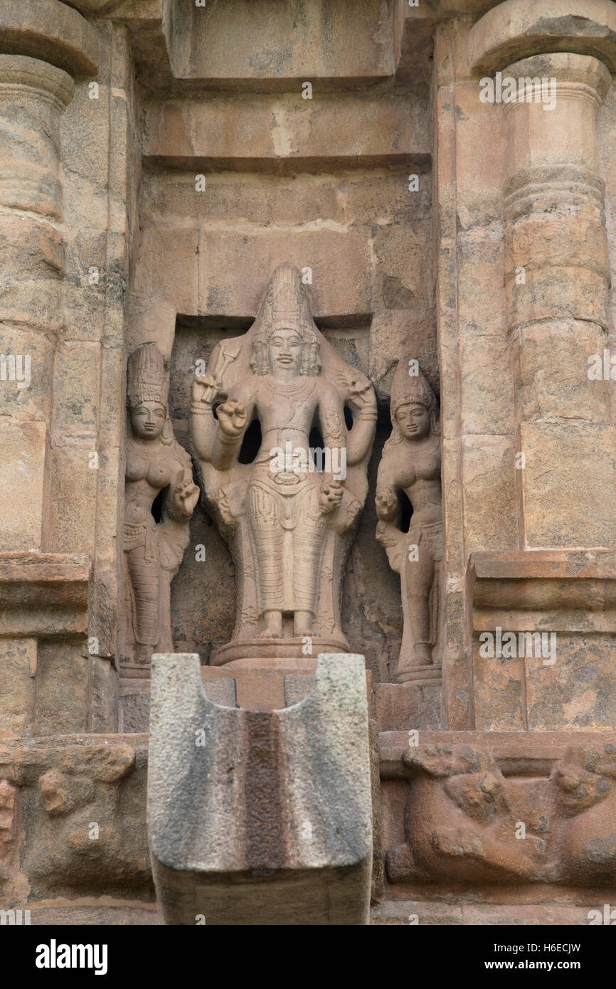 Brahma avec ses deux conjoints, Sarsvati et Savitri, niche sur le mur nord, Temple de Brihadisvara, Gangaikondacholapuram, Tami Banque D'Images