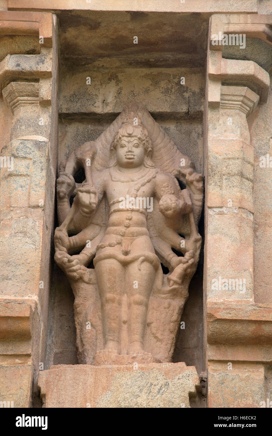 Shiva sous la forme de 8-Bahirava armés, niche sur le mur nord, Temple de Brihadisvara, Gangaikondacholapuram, Tamil Nadu, Inde. Banque D'Images