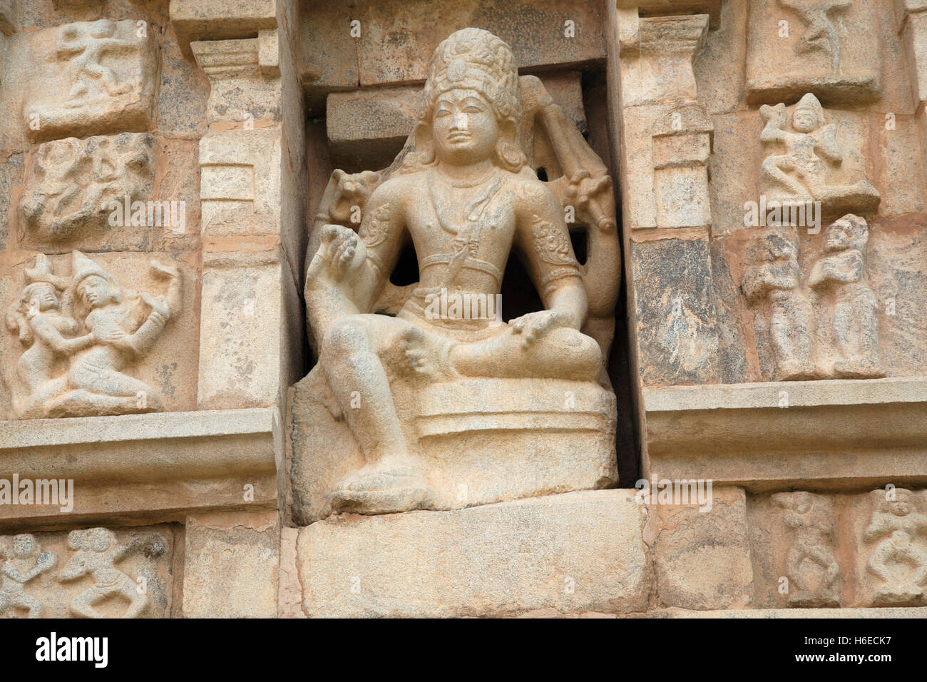Shiva comme Madanantaka burning Jules Girard, niche sur le mur nord, Temple de Brihadisvara, Gangaikondacholapuram, Tamil Nadu, Inde Banque D'Images