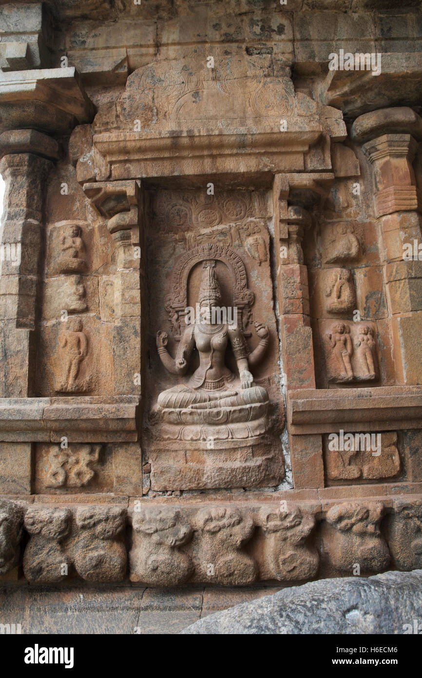 Sarsvati déesse assise sur un lotus, dans le nord de la niche de l'autel central, Temple de Brihadisvara, Gangaikondacholapuram, Tamil Nadu Banque D'Images