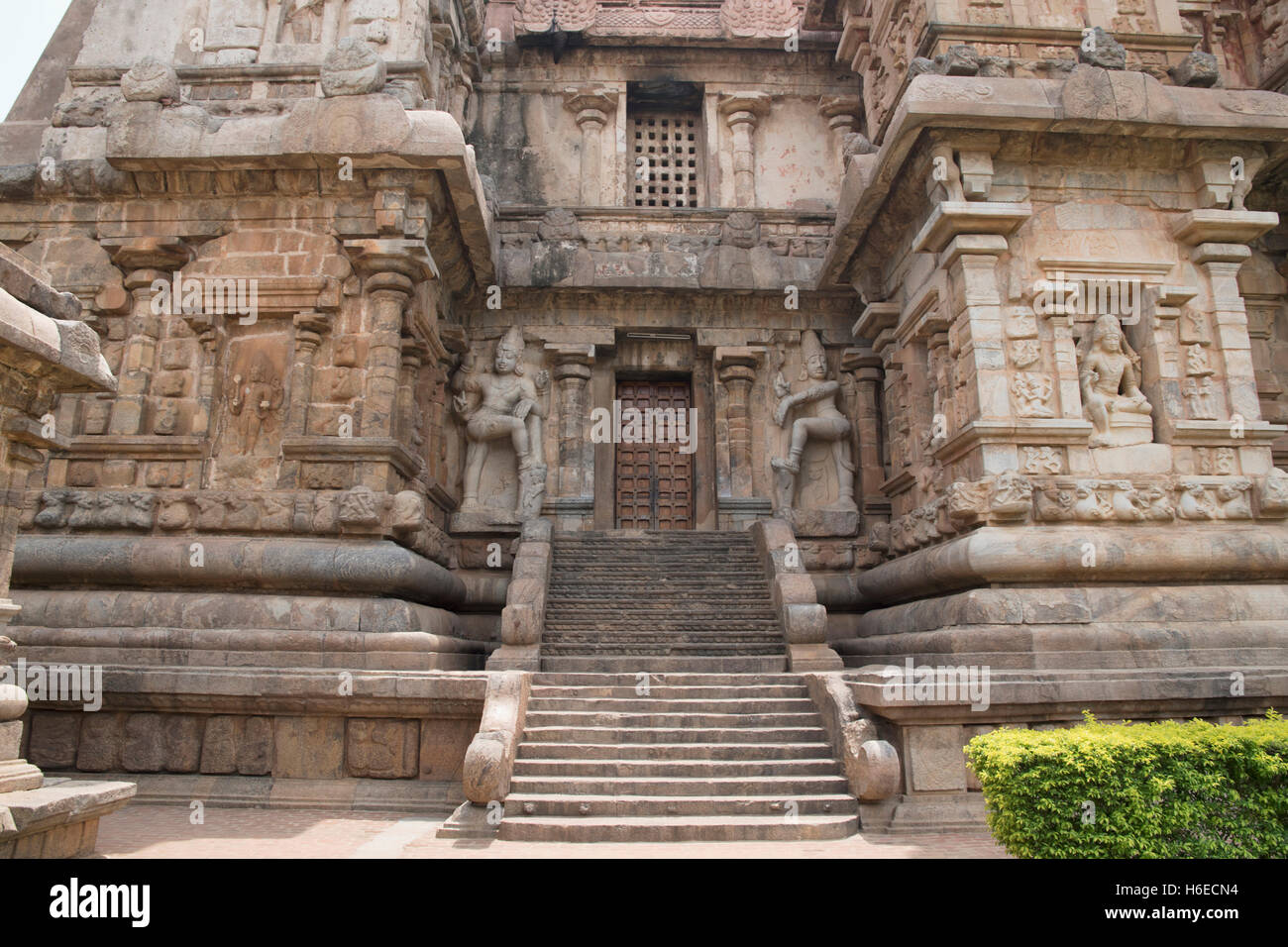 Entrée nord de la mukhamandapa, Temple de Brihadisvara, Gangaikondacholapuram, Tamil Nadu, Inde. Vue depuis le Sud. Banque D'Images