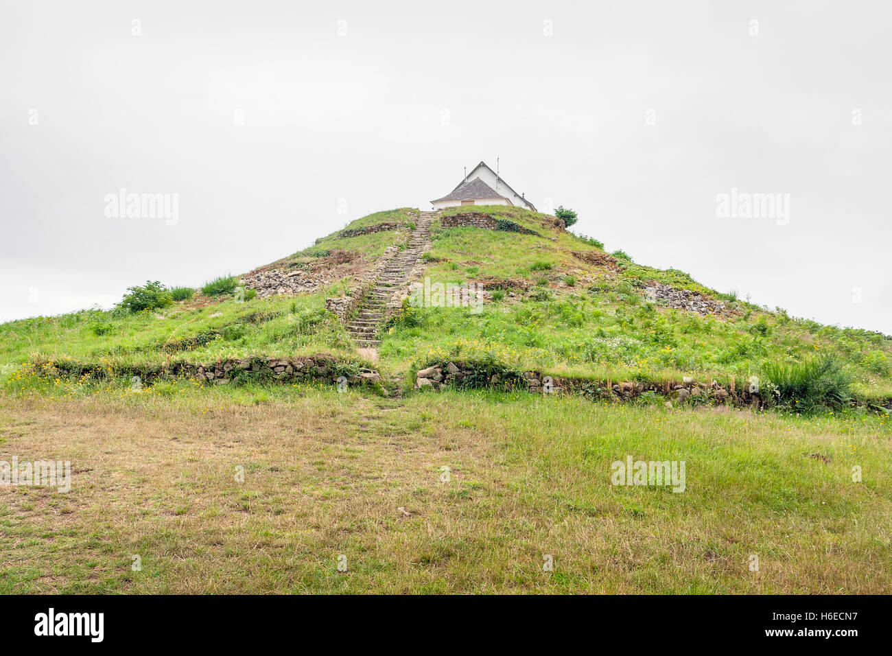 Tombe mégalithique nommé tumulus tumulus Saint-Michel près de Carnac, une commune française, située dans le département de la Bretagne, France Banque D'Images