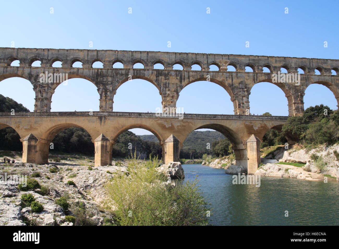 Le Pont du Gard, le célèbre aqueduc romain de l'autre côté de la rivière Gardon dans le sud de la France. Banque D'Images