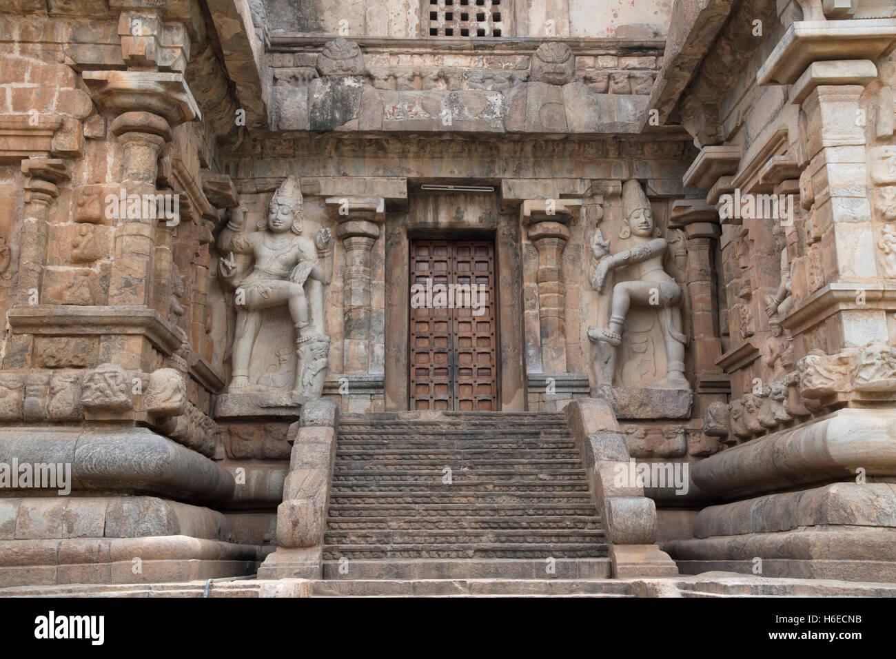 Dwarapala à l'entrée nord de l'mukhamandapa, Temple de Brihadisvara, Gangaikondacholapuram, Tamil Nadu, Inde. Vue depuis Banque D'Images