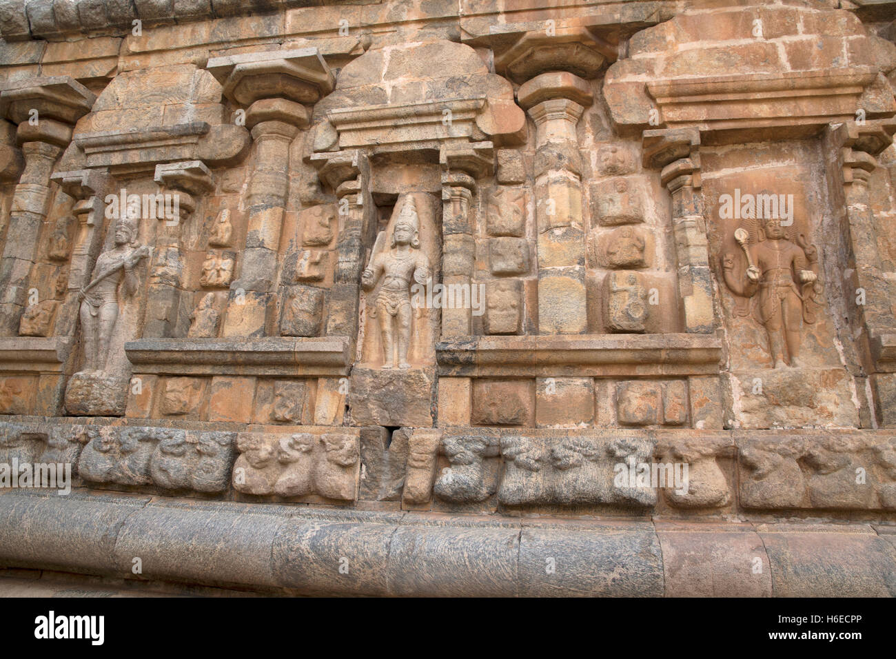 Des niches et des divinités, mur nord du complexe du temple de Brihadisvara, mahamandapa, gangaikondacholapuram, Tamil Nadu, Inde. Banque D'Images