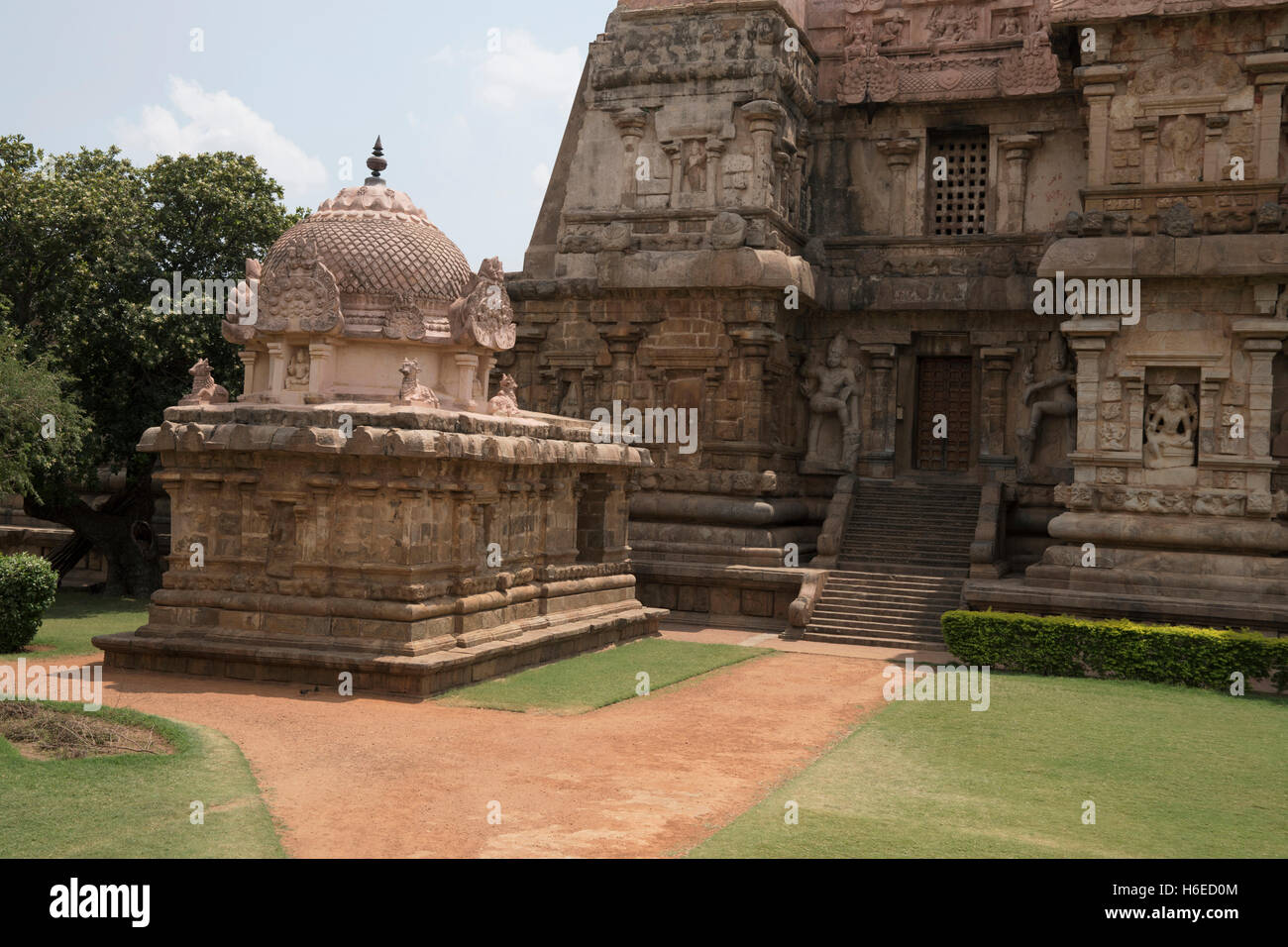 Chandykesvara de culte et entrée nord de l'mukhamandapa, Temple de Brihadisvara, Gangaikondacholapuram, Tamil Nadu, Inde. Banque D'Images
