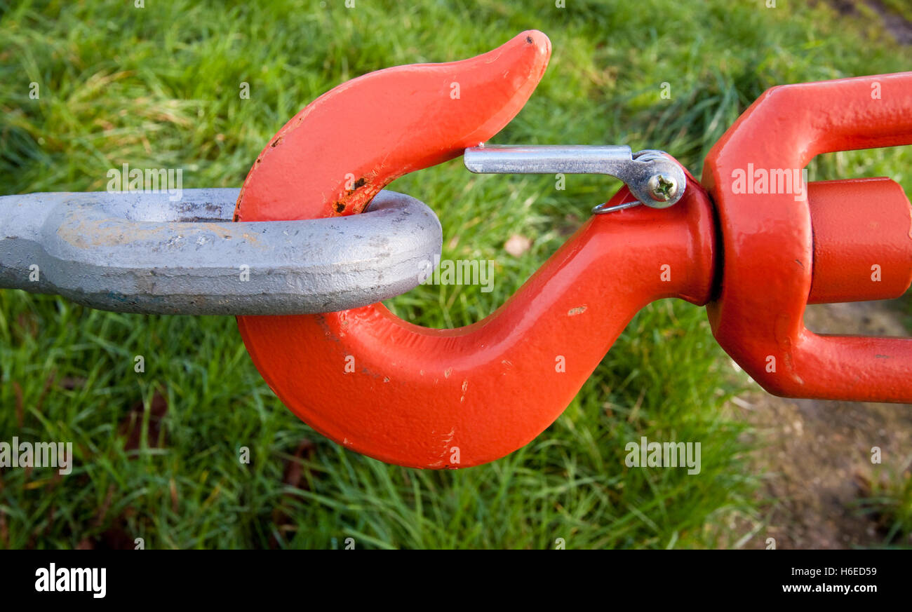 Crochet Orange et des yeux sous la tension d'être utilisées pour renforcer un pont suspendu Banque D'Images