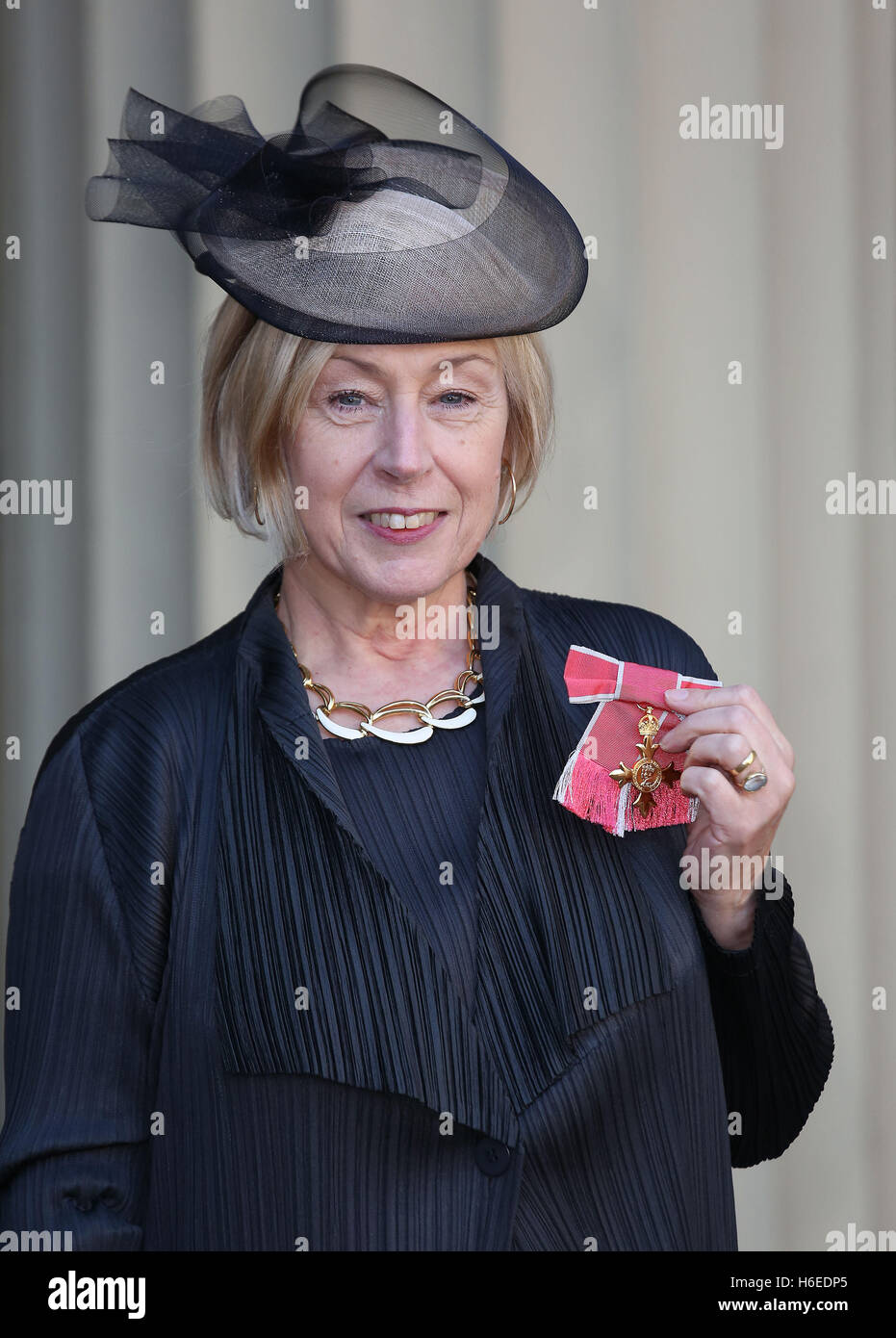 Eileen Cooper après avoir reçu son officier de l'ordre de l'Empire britannique (OBE) au Palais de Buckingham à Londres. Banque D'Images