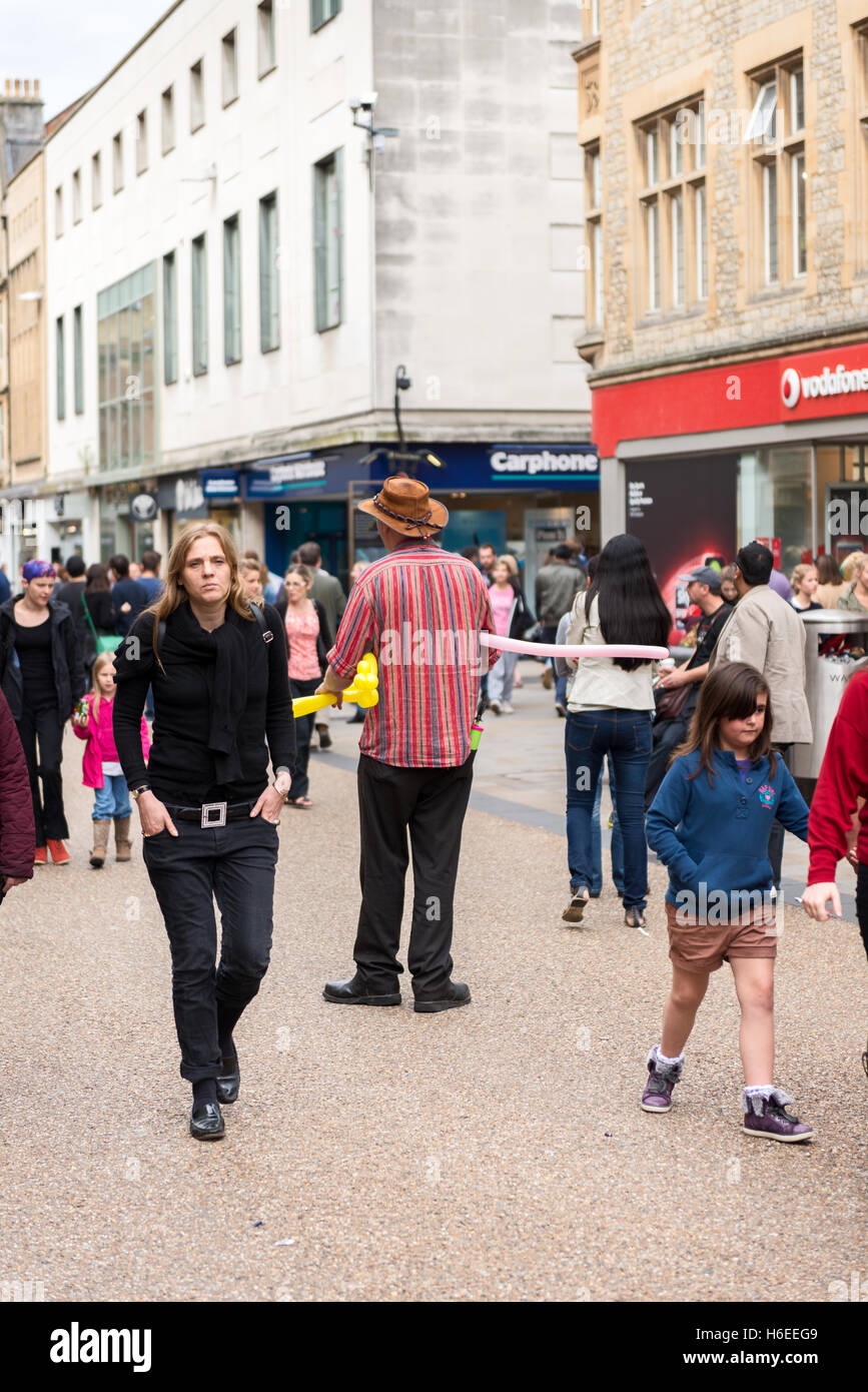 Artiste de rue avec ballons sur Cornmarket Street, Oxford, Royaume-Uni Banque D'Images