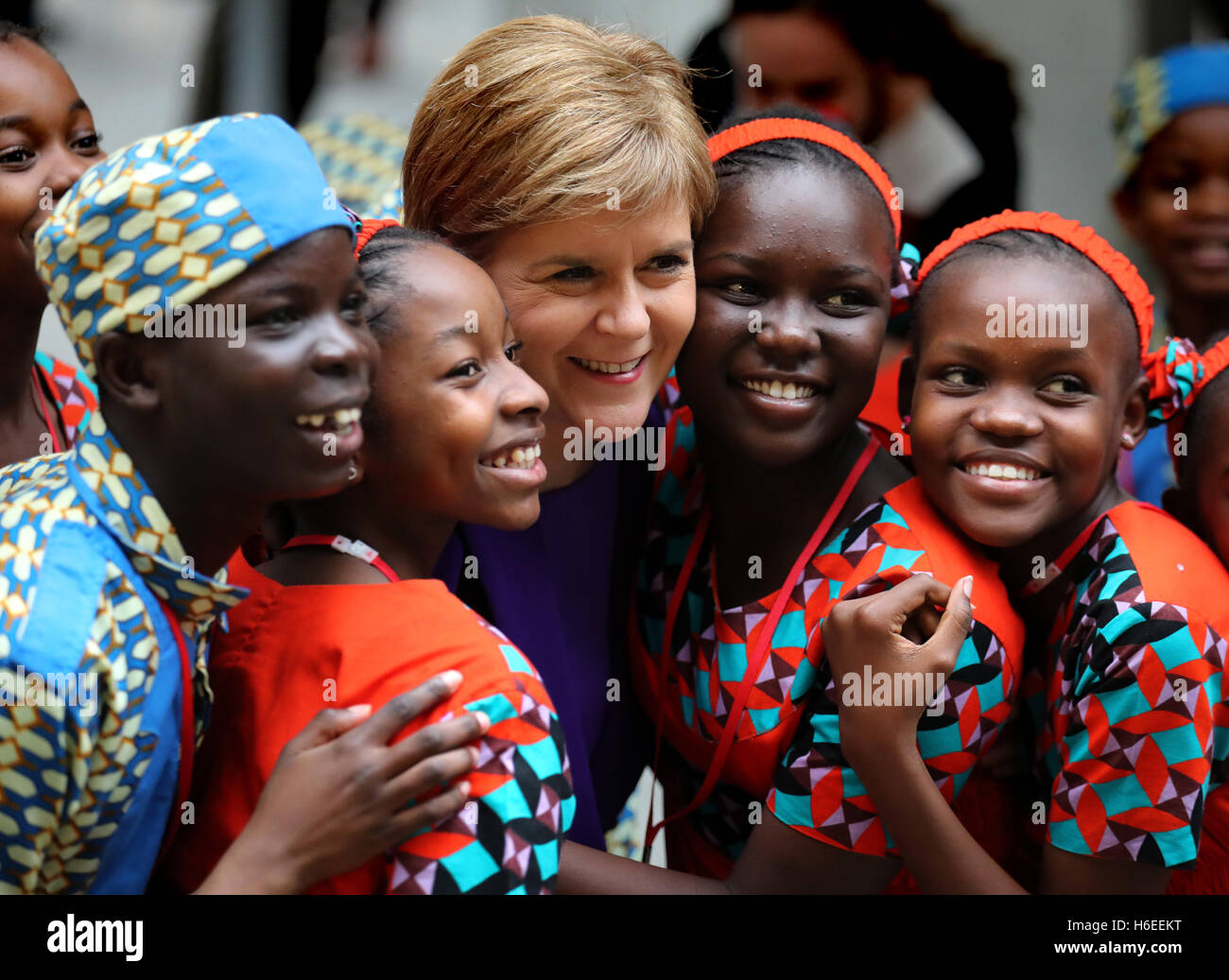Premier Ministre de l'Ecosse Nicola Sturgeon a sa photo prise avec le "chant des enfants de l'Afrique du Kenya après qu'ils ont chanté au parlement écossais à Édimbourg au cours d'une visite à l'Écosse. Banque D'Images