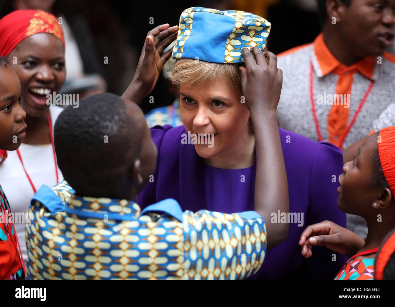 Le Premier ministre écossais Nicola Sturgeon fait une tournée d'affiche avec les enfants d'Afrique chantants du Kenya après avoir chanté au Parlement écossais d'Édimbourg lors d'une visite en Écosse. Banque D'Images