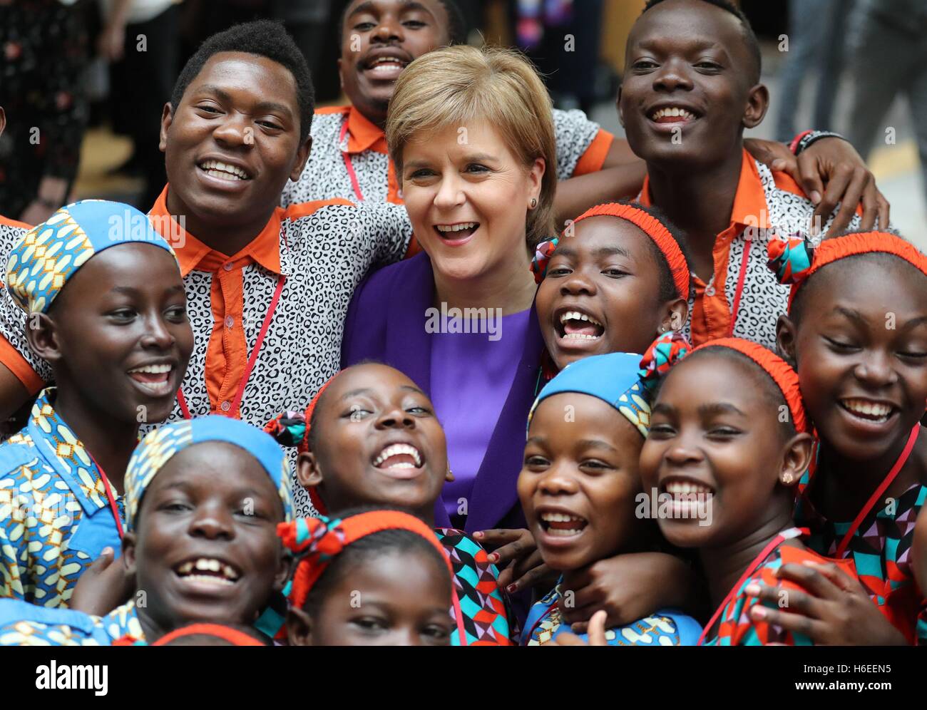 La première ministre d'Écosse, Nicola Sturgeon, a pris une photo avec les enfants chanteurs d'Afrique du Kenya après qu'ils ont chanté au Parlement écossais à Édimbourg lors d'une visite en Écosse. Banque D'Images
