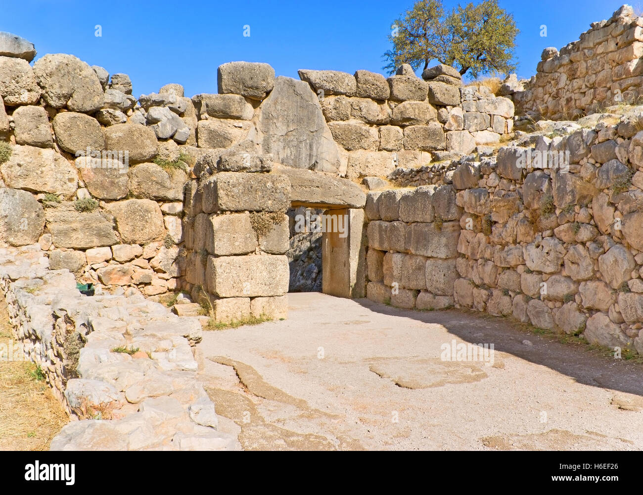 La vue sur l'ancienne porte de la célèbre citadelle de Mycènes, la Grèce. Banque D'Images