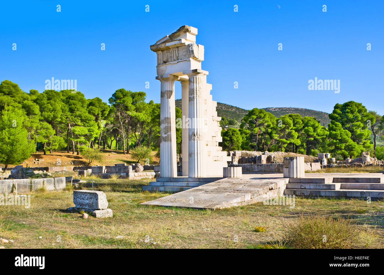 Le site archéologique du sanctuaire d'Asclépios avec les ruines du temple d'Asclépios, Epidaure, en Grèce. Banque D'Images