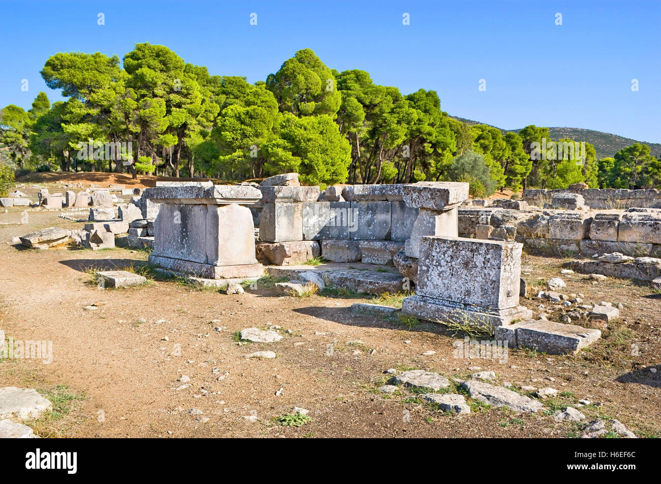 Le site archéologique du sanctuaire d'Asclépios avec les ruines du temple d'Asclépios, Epidaure, en Grèce. Banque D'Images