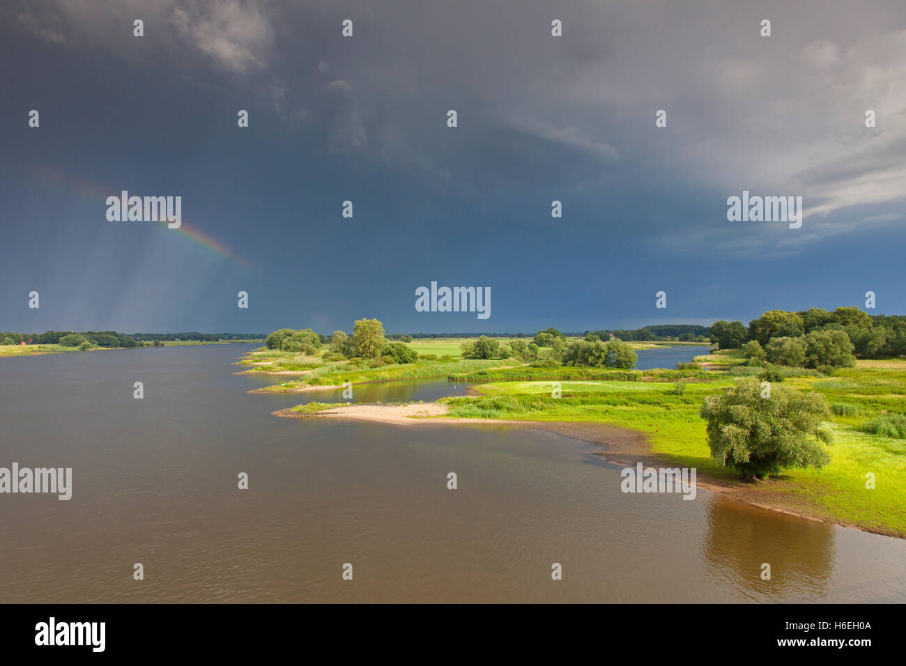 Arc-en-ciel sur le paysage de l'UNESCO Réserve de la biosphère de l'Elbe en été, Basse-Saxe, Allemagne Banque D'Images