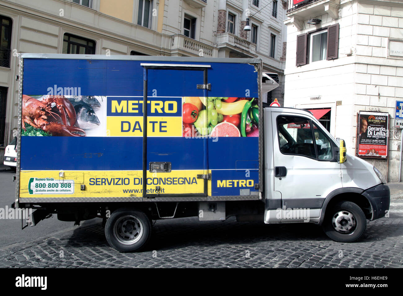 Le Groupe Metro truck dans midtown Rome. Metro Group est un Allemand mondial diversifié de détail, du commerce de gros/cash and carry group Düsseldorf Banque D'Images