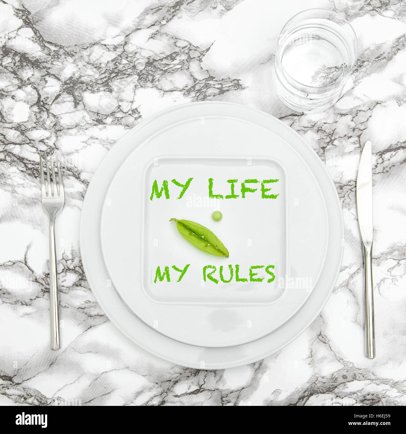 Plaque avec des couverts et verre d'eau. L'alimentation propre. Detox. Concept de régime Banque D'Images