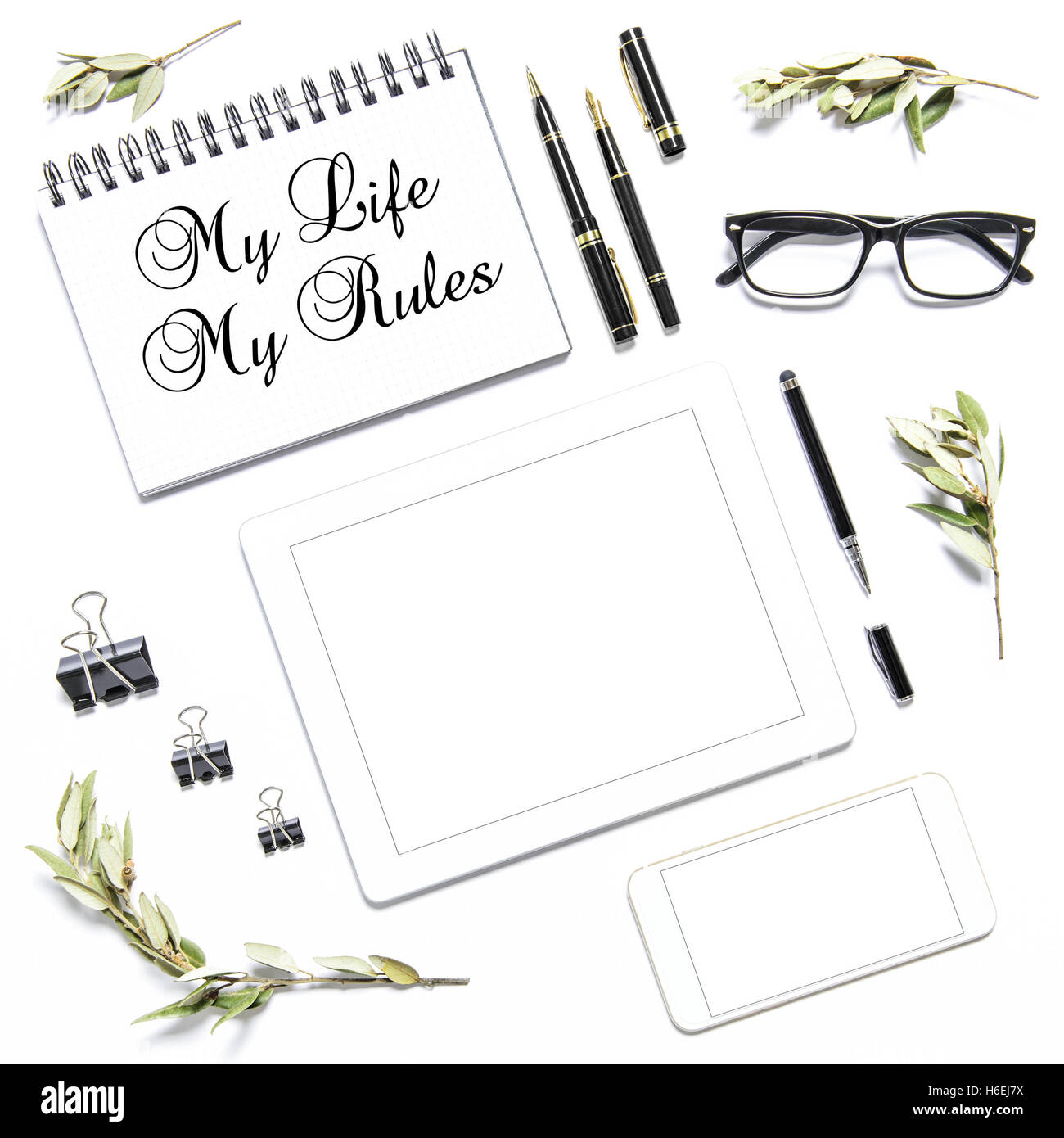 Bureau avec téléphone numérique de bureau et PC tablette sur fond blanc. Mise à plat Banque D'Images