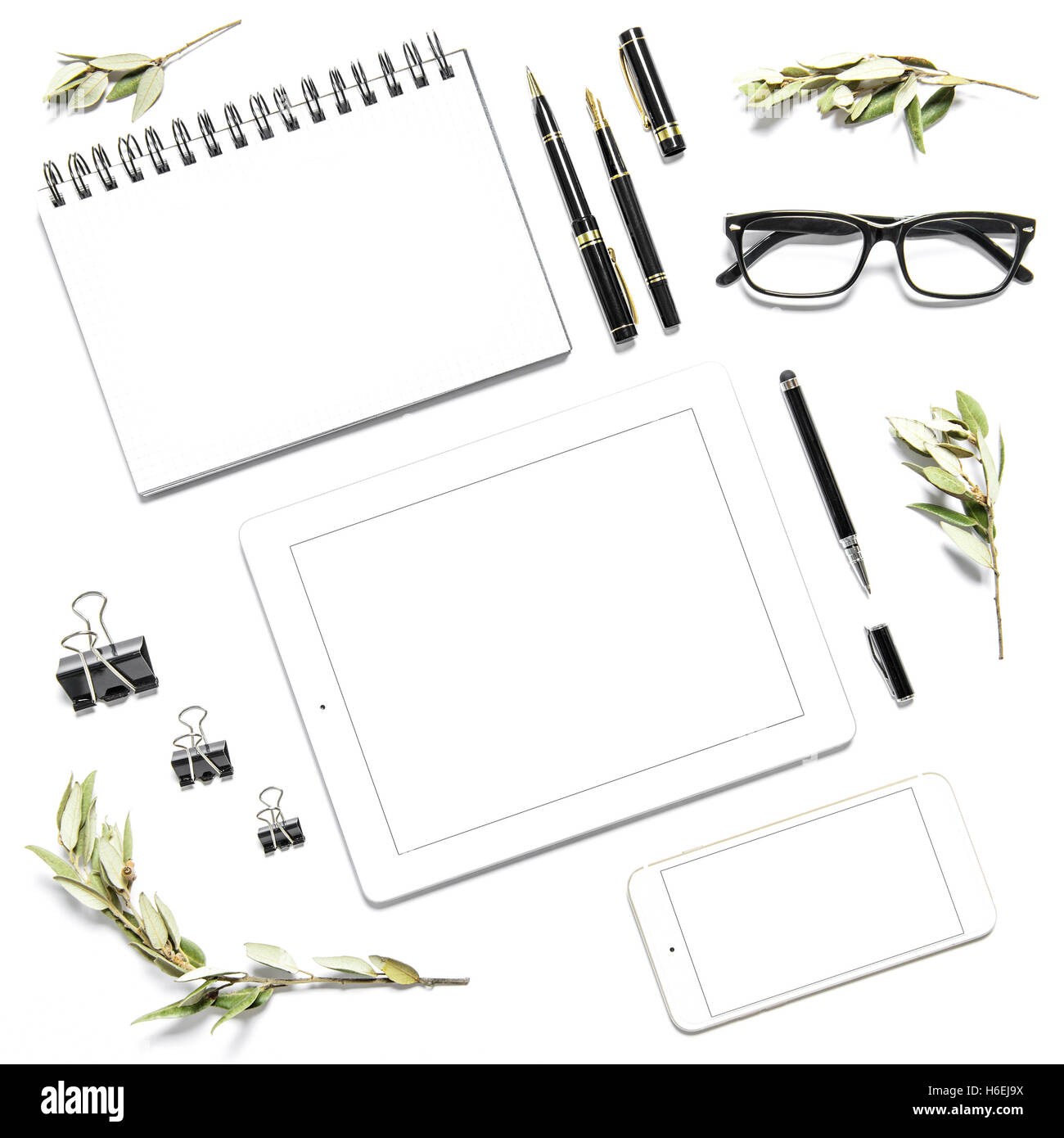 Office de bureau avec digital phone, tablet pc et livre ouvert. Mise à plat Banque D'Images