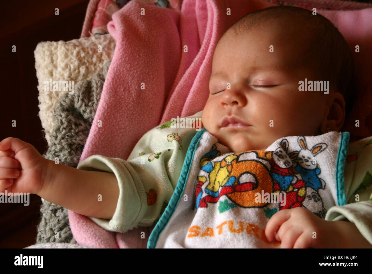 Cute baby girl sleeping portant un dossard Banque D'Images